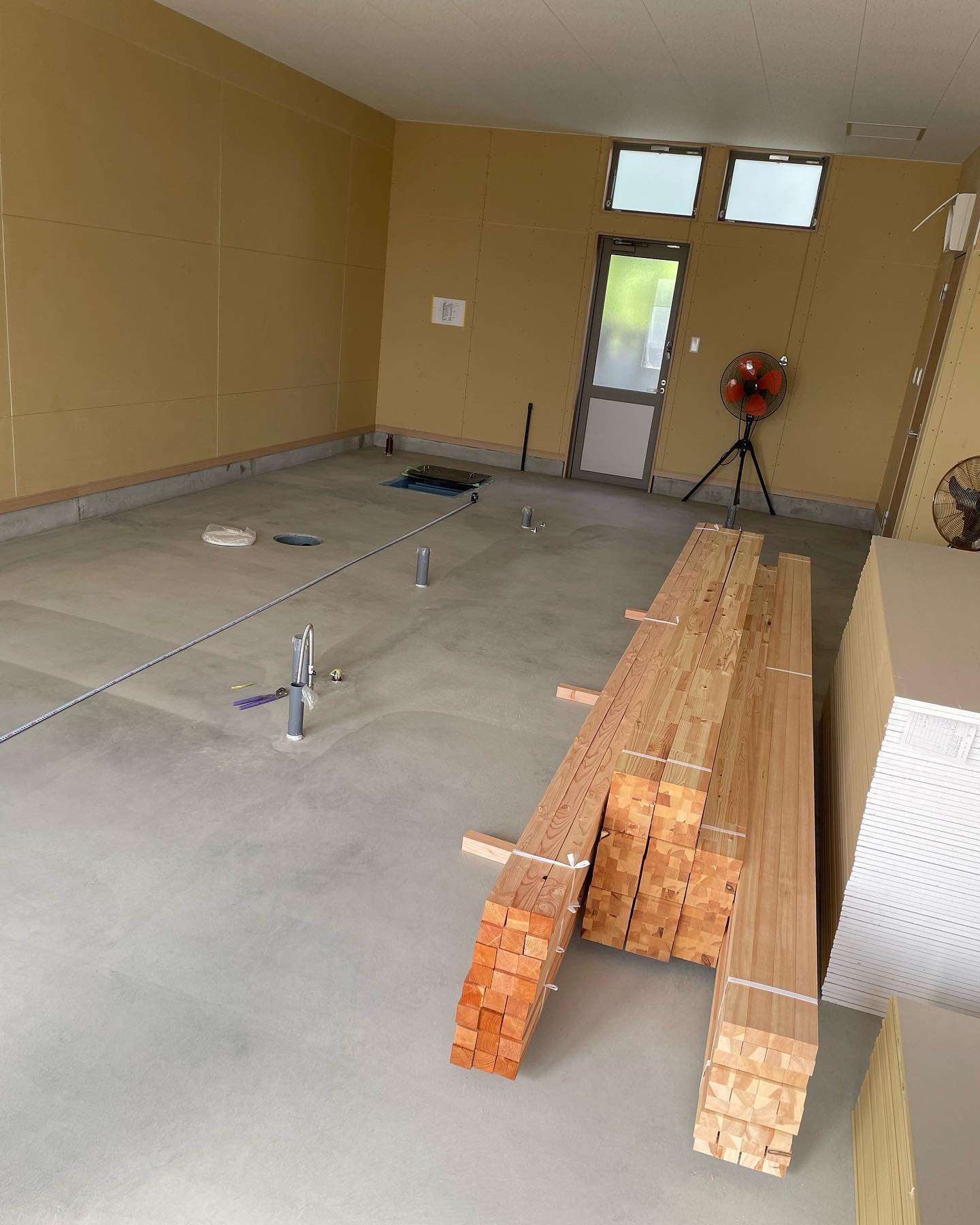 . コンクリートを敷き終わり、これから本格的に内部工事が始まります。 業者さんと相談しながら良い店になるよう進めていきます。 となりの空いていたテナントも決まったみたいです。どんなお店が入るのか楽しみです --------------------------------- ナチュラルワインと炭火焼き osteria enato オステリア　エナート lunch : 11:30-14:00(l.o.) dinner : 17:00-21:00(l.o.) 日曜定休 ---------------------------------