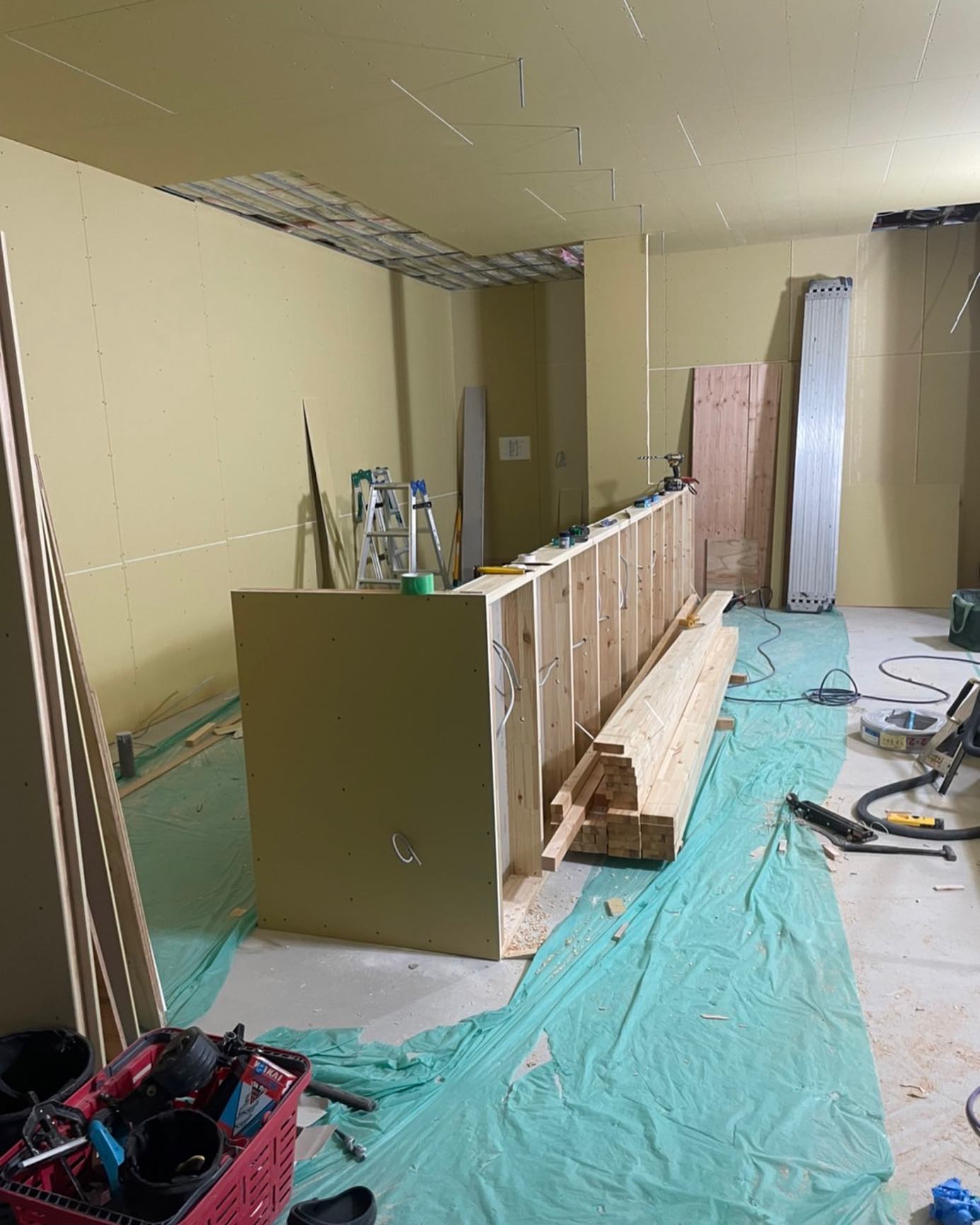 .
工事順調に進んでおります。
12月オープン予定です。
日にち決まりましたらまたご報告させて頂きます🏻

軽井沢のピレネーさんでの勤務も明日まで。
スタッフの皆さんには大変お世話になりました。
良き出会いに恵まれて感謝です

11月より準備も大詰め。
しっかりと進めていきます。

よろしくお願いいたします🏻

———————————
ナチュラルワインと炭火焼き
osteria enato
オステリア　エナート
lunch : 11:30-14:00(l.o.)
dinner : 17:00-21:00(l.o.)
日曜定休
———————————