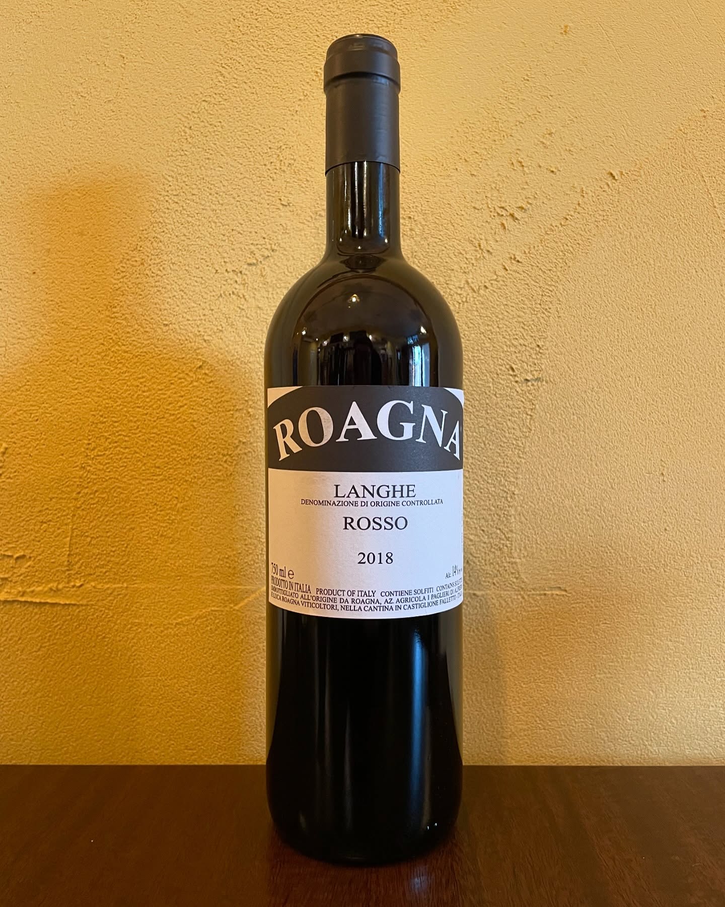 .
@osteria_enato ◁他の投稿もチェック

【LANGHE ROSSO'18】
ランゲロッソ'18 /  ロアーニャ

ピエモンテ州
ネッビオーロ

バローロとバルバレスコ用の畑から若木の葡萄をブレンドして作ったワイン
'18ですがバローロやバルバレスコのようにじっくりと寝かせなくても美味しく飲める素敵なワインです

＊＊＊＊＊＊＊お知らせ＊＊＊＊＊＊＊＊＊＊
2025/3/1(土)より
ランチタイムはご予約のお客様のみのご案内とさせていただきます。
当日10:00〜11:00まででしたらお電話でのご予約可能です。
(ご予約のない日はお休みさせていただくことがあるのでなるべく早めのご予約をお願いします)
＊＊＊＊＊＊＊＊＊＊＊＊＊＊＊＊＊＊＊＊＊＊

⁡——————————————
⁡
@osteria_enato ◁フォローして最新情報をGET
⁡
ナチュラルワインと炭火焼き
osteria enato
オステリア　エナート 

【店舗住所】
群馬県太田市小舞木町484サン・ビレッジD
⁡🚘「太田駅」から車で6分

【営業時間】
Lunch 11:30-14:00 (L.O.) 
     dinner 17:00-21:00 (L.O.)
    日曜定休＋月曜不定休

⁡【TEL】
️0276-55-4044

⁡
ご予約はお電話やDMからお気軽に

公式LINEからもご予約できます。
毎月お得なクーポン配信予定
———————————
おまかせコースご予約受付中
¥5,500(税込)〜
ご予算に合わせてご用意可能です。
———————————
パーティプラン¥5,500〜
少人数の宴会から貸切まで対応。
お気軽にお問い合わせください。
⁡
——————————————
  #おひとり様大歓迎　