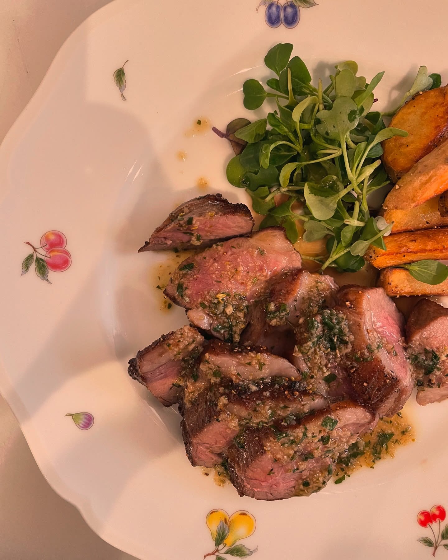 .
＠osteria_enato ◁他の投稿もチェック

【Agnello alla cacciatora】
仔羊のカチャトーラ

ソテーした仔羊と、ニンニク、アンチョビ、ローズマリーを使った香り高いソース

おにくランチの1品です。

＊＊＊＊＊＊＊お知らせ＊＊＊＊＊＊＊＊＊＊
2025/3/1(土)より
ランチタイムはご予約のお客様のみのご案内とさせていただきます。
当日10:00〜11:00まででしたらお電話でのご予約可能です。
(ご予約のない日はお休みさせていただくことがあるのでなるべく早めのご予約をお願いします)
＊＊＊＊＊＊＊＊＊＊＊＊＊＊＊＊＊＊＊＊＊＊

⁡——————————————
⁡
＠osteria_enato ◁フォローして最新情報をGET
⁡
ナチュラルワインと炭火焼き
osteria enato
オステリア　エナート 

【店舗住所】
群馬県太田市小舞木町484サン・ビレッジD
⁡🚘「太田駅」から車で6分

【営業時間】
Lunch 11:30-14:00 (L.O.) 
     dinner 17:00-21:00 (L.O.)
    日曜定休＋月曜不定休

⁡【TEL】
️0276-55-4044

⁡
ご予約はお電話やDMからお気軽に

公式LINEからもご予約できます。
毎月お得なクーポン配信予定
———————————
おまかせコースご予約受付中
¥5,500(税込)〜
ご予算に合わせてご用意可能です。
———————————
パーティプラン¥5,500〜
少人数の宴会から貸切まで対応。
お気軽にお問い合わせください。
⁡
——————————————
  #おひとり様大歓迎　 #仔羊　
