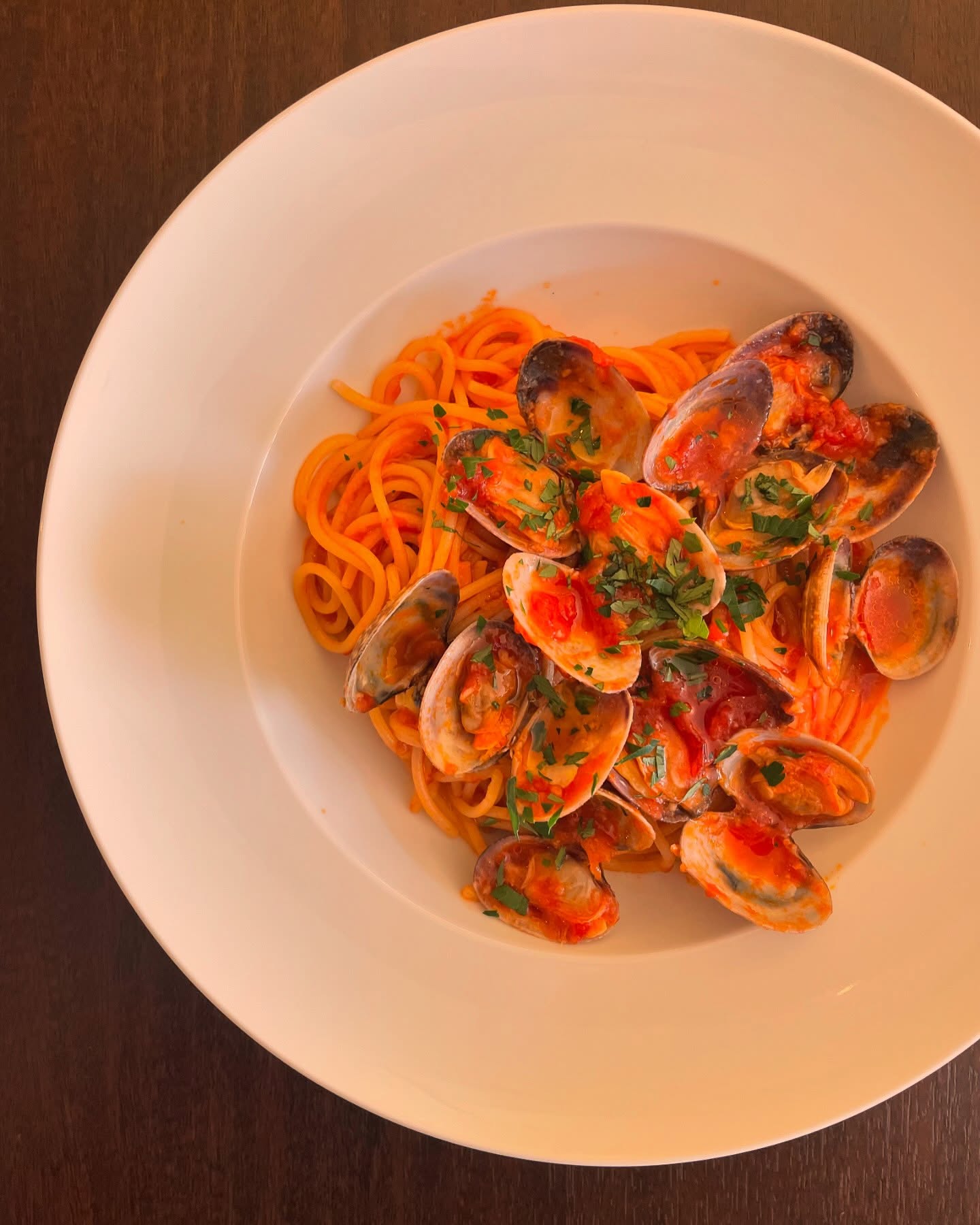 .
＠osteria_enato ◁他の投稿もチェック

【Vongole rosso】
ボンゴレ・ロッソ(アサリのトマトソース)

アサリの自然な旨みで食べるトマトソース
シンプルで旨いです
メニューにないですがほぼいつでもご用意可能です

＊＊＊＊＊＊＊お知らせ＊＊＊＊＊＊＊＊＊＊
2025/3/1(土)より
ランチタイムはご予約のお客様のみのご案内とさせていただきます。
当日10:00〜11:00まででしたらお電話でのご予約可能です。
(ご予約のない日はお休みさせていただくことがあるのでなるべく早めのご予約をお願いします)
＊＊＊＊＊＊＊＊＊＊＊＊＊＊＊＊＊＊＊＊＊＊

⁡——————————————
⁡
＠osteria_enato ◁フォローして最新情報をGET
⁡
ナチュラルワインと炭火焼き
osteria enato
オステリア　エナート 

【店舗住所】
群馬県太田市小舞木町484サン・ビレッジD
⁡🚘「太田駅」から車で6分

【営業時間】
Lunch 11:30-14:00 (L.O.) 
     dinner 17:00-21:00 (L.O.)
    日曜定休＋月曜不定休

⁡【TEL】
️0276-55-4044

⁡
ご予約はお電話やDMからお気軽に

公式LINEからもご予約できます。
毎月お得なクーポン配信予定
———————————
おまかせコースご予約受付中
¥5,500(税込)〜
ご予算に合わせてご用意可能です。
———————————
パーティプラン¥5,500〜
少人数の宴会から貸切まで対応。
お気軽にお問い合わせください。
⁡
——————————————
 