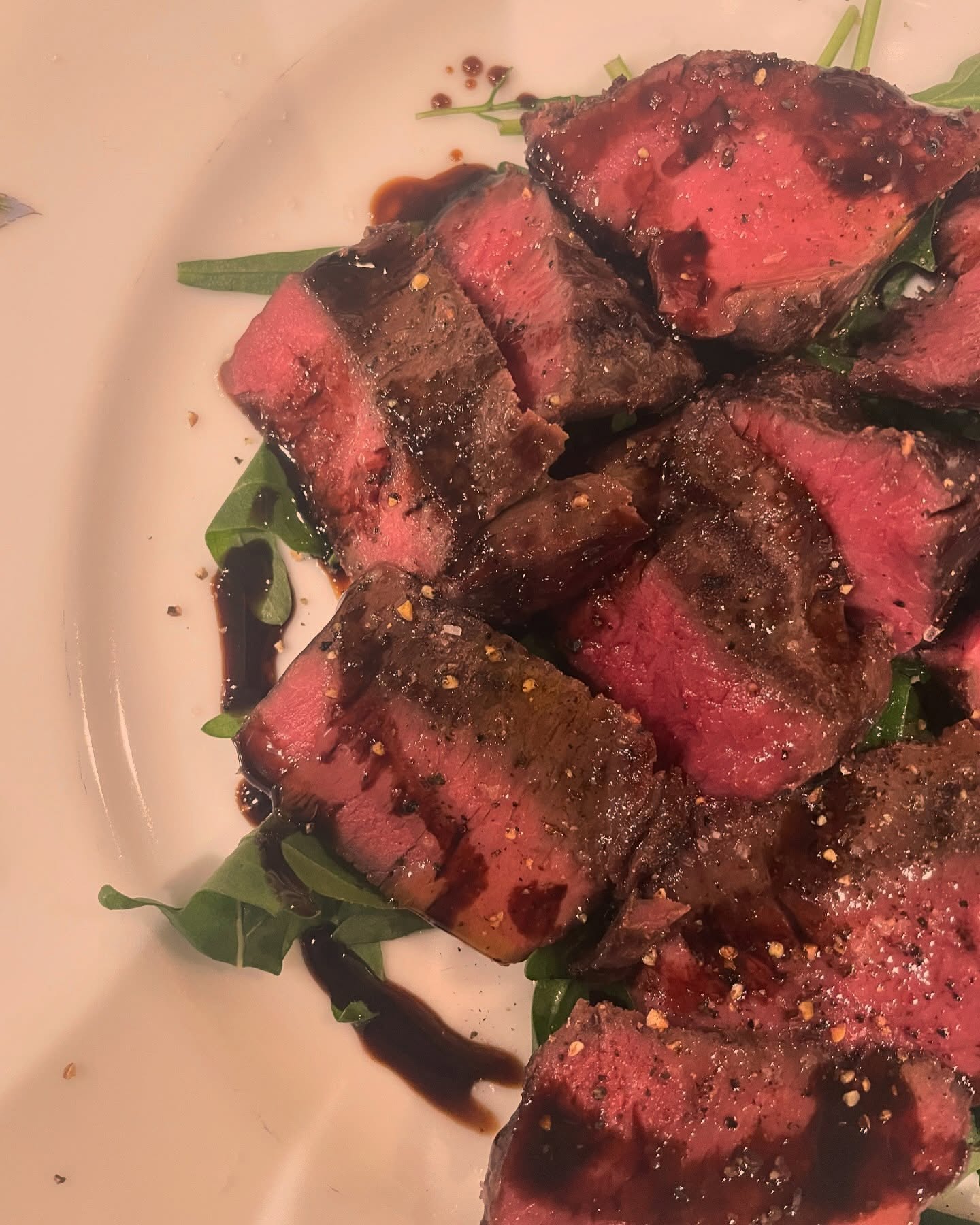 .
＠osteria_enato◁他の投稿もチェック

【エゾ鹿炭火焼き】
北海道の新鮮な鹿をシンプルに炭火焼きで。
リピーター多数!!人気です。
熟成バルサミコと一緒にどうぞ。

＊＊＊＊＊＊＊お知らせ＊＊＊＊＊＊＊＊＊＊
2025/3/1(土)より
ランチタイムはご予約のお客様のみのご案内とさせていただきます。
当日10:00〜11:00まででしたらお電話でのご予約可能です。
(ご予約のない日はお休みさせていただくことがあるのでなるべく早めのご予約をお願いします)
＊＊＊＊＊＊＊＊＊＊＊＊＊＊＊＊＊＊＊＊＊＊

⁡——————————————
⁡
＠osteria_enato◁フォローして最新情報をGET
⁡
ナチュラルワインと炭火焼き
osteria enato
オステリア　エナート 

【店舗住所】
群馬県太田市小舞木町484サン・ビレッジD
⁡🚘「太田駅」から車で6分

【営業時間】
Lunch 11:30-14:00 (L.O.) 
     dinner 17:00-21:00 (L.O.)
    日曜定休＋月曜不定休

⁡【TEL】
️0276-55-4044

⁡
ご予約はお電話やDMからお気軽に

公式LINEからもご予約できます。
毎月お得なクーポン配信予定
———————————
おまかせコースご予約受付中
¥5,500(税込)〜
ご予算に合わせてご用意可能です。
———————————
パーティプラン¥5,500〜
少人数の宴会から貸切まで対応。
お気軽にお問い合わせください。
⁡
——————————————
 