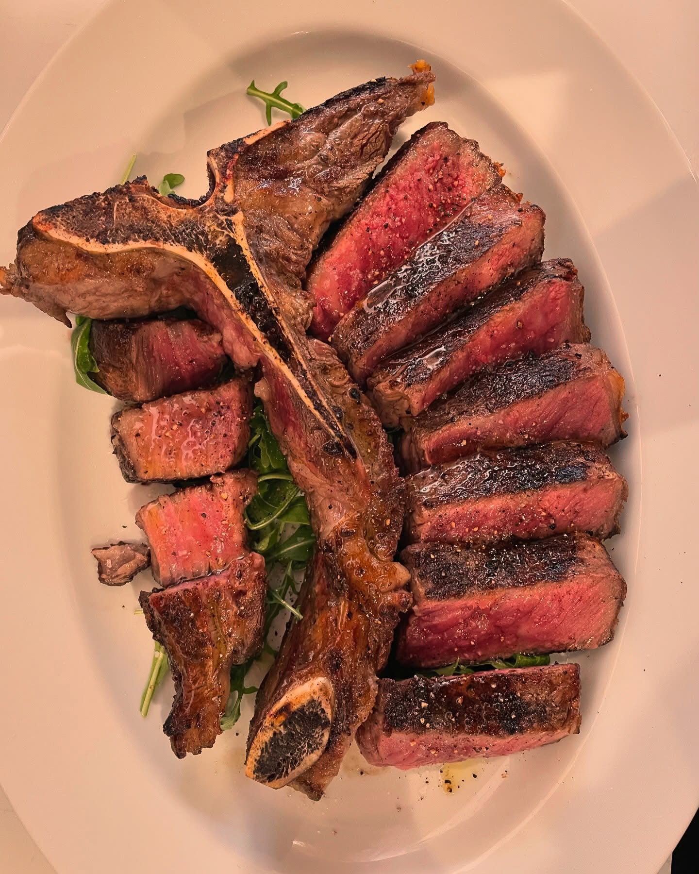 .
@osteria_enato ◁他の投稿もチェック

【BISTECCA ALLA FIORENTINA】
ビステッカ　フィオレンティーナ
(フィレンツェ風Tボーンステーキ)

約1キロカットの大きな骨付き肉の炭火焼き
サーロインとフィレを同時に楽しめる贅沢な料理です
赤身が美味しい北海道産牛を使用

＊＊＊＊＊＊＊お知らせ＊＊＊＊＊＊＊＊＊＊
2025/3/1(土)より
ランチタイムはご予約のお客様のみのご案内とさせていただきます。
当日10:00〜11:00まででしたらお電話でのご予約可能です。
(ご予約のない日はお休みさせていただくことがあるのでなるべく早めのご予約をお願いします)
＊＊＊＊＊＊＊＊＊＊＊＊＊＊＊＊＊＊＊＊＊＊

⁡——————————————
⁡
@osteria_enato ◁フォローして最新情報をGET
⁡
ナチュラルワインと炭火焼き
osteria enato
オステリア　エナート 

【店舗住所】
群馬県太田市小舞木町484サン・ビレッジD
⁡🚘「太田駅」から車で6分

【営業時間】
Lunch 11:30-14:00 (L.O.) 
     dinner 17:00-21:00 (L.O.)
    日曜定休＋月曜不定休

⁡【TEL】
️0276-55-4044

⁡
ご予約はお電話やDMからお気軽に

公式LINEからもご予約できます。
毎月お得なクーポン配信予定
———————————
おまかせコースご予約受付中
¥5,500(税込)〜
ご予算に合わせてご用意可能です。
———————————
パーティプラン¥5,500〜
少人数の宴会から貸切まで対応。
お気軽にお問い合わせください。
⁡
——————————————
 