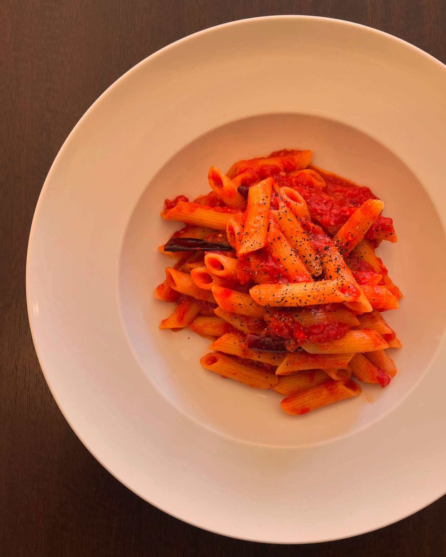 .
＠osteria_enato ◁他の投稿もチェック

【PENNE ALLA'LABIATA】
ペンネ アラビアータ

定番の唐辛子とニンニクのトマトソース
ワインのお供に

＊＊＊＊＊＊＊お知らせ＊＊＊＊＊＊＊＊＊＊
2025/3/1(土)より
ランチタイムはご予約のお客様のみのご案内とさせていただきます。
当日10:00〜11:00まででしたらお電話でのご予約可能です。
(ご予約のない日はお休みさせていただくことがあるのでなるべく早めのご予約をお願いします)
＊＊＊＊＊＊＊＊＊＊＊＊＊＊＊＊＊＊＊＊＊＊

⁡——————————————
⁡
＠osteria_enato ◁フォローして最新情報をGET
⁡
ナチュラルワインと炭火焼き
osteria enato
オステリア　エナート 

【店舗住所】
群馬県太田市小舞木町484サン・ビレッジD
⁡🚘「太田駅」から車で6分

【営業時間】
Lunch 11:30-14:00 (L.O.) 
     dinner 17:00-21:00 (L.O.)
    日曜定休＋月曜不定休

⁡【TEL】
️0276-55-4044

⁡
ご予約はお電話やDMからお気軽に

公式LINEからもご予約できます。
毎月お得なクーポン配信予定
———————————
おまかせコースご予約受付中
¥5,500(税込)〜
ご予算に合わせてご用意可能です。
———————————
パーティプラン¥5,500〜
少人数の宴会から貸切まで対応。
お気軽にお問い合わせください。
⁡
——————————————
  #おひとり様大歓迎　 #ペンネ　