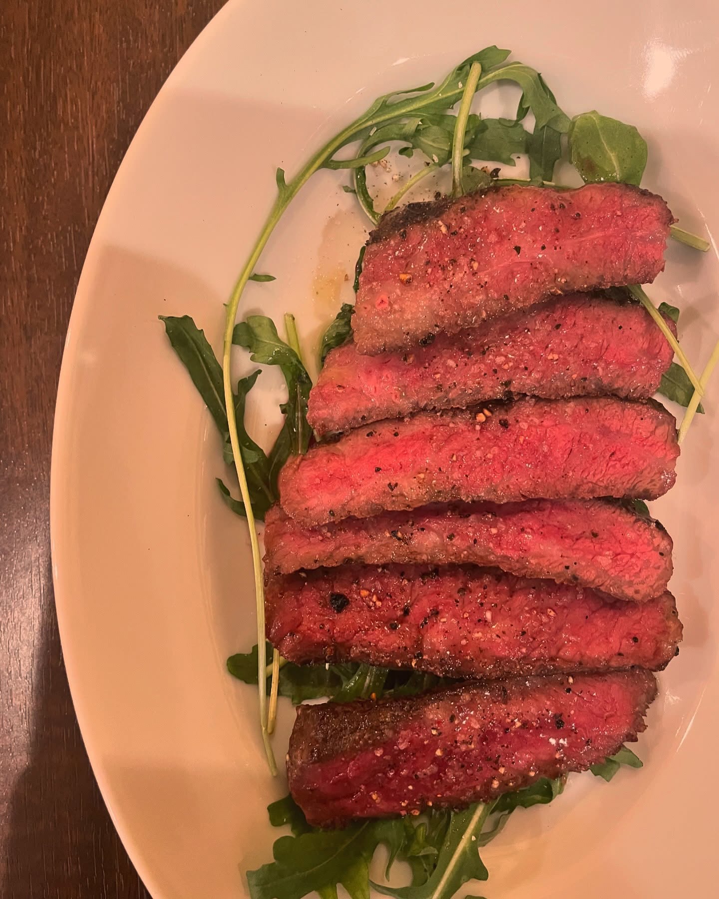 .
@osteria_enato ◁他の投稿もチェック

【Tagliata di manzo alla brace】
足利マール牛の炭火焼き

足利市の長谷川農場さんが丹精込めて育てるマール牛

ランプとイチボを使わせていただいてます。
ランプは赤身の旨みをしっかりと感じられ、イチボは少しサシの入った脂の美味しさを感じられる柔らかい部位のお肉です。

足利マール牛の抜群の美味しさを炭火焼きでシンプルにお楽しみください。
当店人気No.1です!!

@ashikaga_marc_boeuf 
@bomberkiko

＊＊＊＊＊＊＊お知らせ＊＊＊＊＊＊＊＊＊＊
2025/3/1(土)より
ランチタイムはご予約のお客様のみのご案内とさせていただきます。
当日10:00〜11:00まででしたらお電話でのご予約可能です。
(ご予約のない日はお休みさせていただくことがあるのでなるべく早めのご予約をお願いします)
＊＊＊＊＊＊＊＊＊＊＊＊＊＊＊＊＊＊＊＊＊＊

⁡——————————————
⁡
@osteria_enato ◁フォローして最新情報をGET
⁡
ナチュラルワインと炭火焼き
osteria enato
オステリア　エナート 

【店舗住所】
群馬県太田市小舞木町484サン・ビレッジD
⁡🚘「太田駅」から車で6分

【営業時間】
Lunch 11:30-14:00 (L.O.) 
     dinner 17:00-21:00 (L.O.)
    日曜定休＋月曜不定休

⁡【TEL】
️0276-55-4044

⁡
ご予約はお電話やDMからお気軽に

公式LINEからもご予約できます。
毎月お得なクーポン配信予定
———————————
おまかせコースご予約受付中
¥5,500(税込)〜
ご予算に合わせてご用意可能です。
———————————
パーティプラン¥5,500〜
少人数の宴会から貸切まで対応。
お気軽にお問い合わせください。
⁡
——————————————
 
