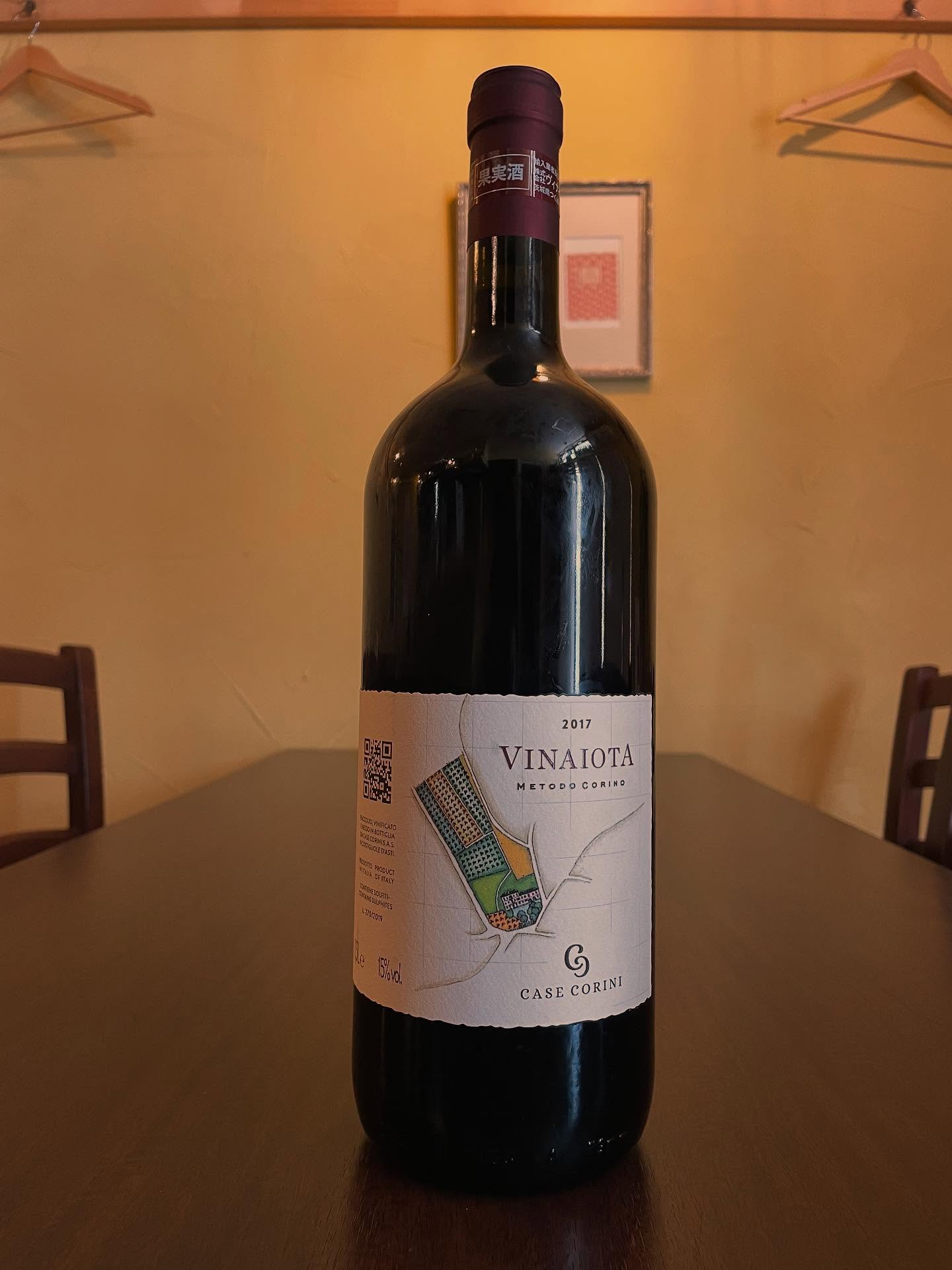 .
@osteria_enato 

【Vinaiota】
ヴィナイオータ'17 / カーゼ・コリーニ

ピエモンテ州アスティ
バルベーラ

カーゼ コリーニの赤ワインは全てフリーランのワイン(醗酵槽の下のバルブを開けた時に自然に出てくるワイン)のみで、果皮がスポンジの役割を果たして残ってしまうワインはプレスもせずにそこらに捨ててしまっていることを知ったオータがプレスしてボトリングするようにアドバイスしたことから誕生したワイン。バルラのフリーランを取り出した後、プレスして造るワインなのでバルラの弟分ワインと言える。
（輸入元情報より引用）

以前、同ワイナリーのアキッレ(バルベーラとネッビオーロのブレンド)を飲んだのですが素晴らしくてとっても好きなワインでした。
ヴィナイオータはまだ試飲できていませんがしばらく寝かせてお出しします。
期待値の高い楽しみなワインです

⁡——————————————
⁡
ナチュラルワインと炭火焼き
osteria enato
オステリア　エナート 

【店舗住所】
群馬県太田市小舞木町484サン・ビレッジD
⁡🚘「太田駅」から車で6分

【営業時間】
Lunch 11:30-14:00 (L.O.) 
     dinner 18:00-21:00 (L.O.)
　　　※ご予約は17:00〜お受けいたします
    日曜定休＋月曜不定休

⁡【TEL】
️0276-55-4044

⁡
ご予約はお電話やDMからお気軽に

公式LINEからもご予約できます。
毎月お得なクーポン配信予定
———————————
おまかせコースご予約受付中
¥6,600(税込)〜
ご予算に合わせてご用意可能です。
———————————
パーティプラン¥5,500〜
少人数の宴会から貸切まで対応。
お気軽にお問い合わせください。
——————————————
 