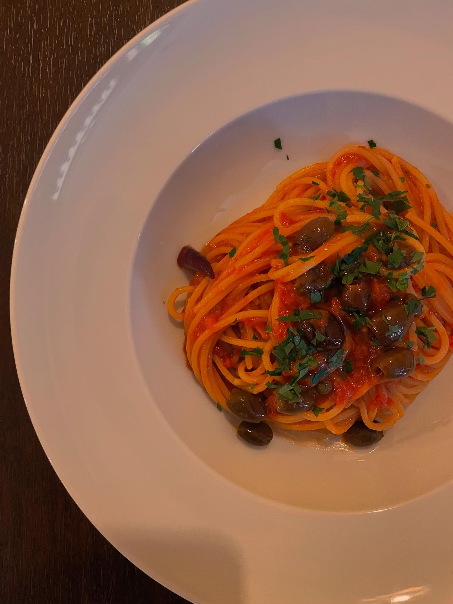 .
【スパゲッティ　プッタネスカ】
spaghetti alla puttanesca

オリーブ、ケッパー、ニンニク、アンチョビのピリ辛トマトソース
シンプルですがクセになる
個人的に大好きなパスタです。

⁡——————————————
⁡
ナチュラルワインと炭火焼き
osteria enato
オステリア　エナート 

【店舗住所】
群馬県太田市小舞木町484サン・ビレッジD
⁡🚘「太田駅」から車で約6分

【営業時間】
Lunch 11:30-14:00 (L.O.) 
     dinner 18:00-21:00 (L.O.)
　　　※ご予約は17:00〜お受けいたします
    日曜定休＋月曜不定休

⁡【TEL】
️0276-55-4044

⁡
ご予約はお電話やDMからお気軽に

公式LINEからもご予約できます。
毎月お得なクーポン配信予定
———————————
おまかせコースご予約受付中
¥6,600(税込)〜
ご予算に合わせてご用意可能です。
———————————
パーティプラン¥5,500〜
少人数の宴会から貸切まで対応。
お気軽にお問い合わせください。
——————————————
 