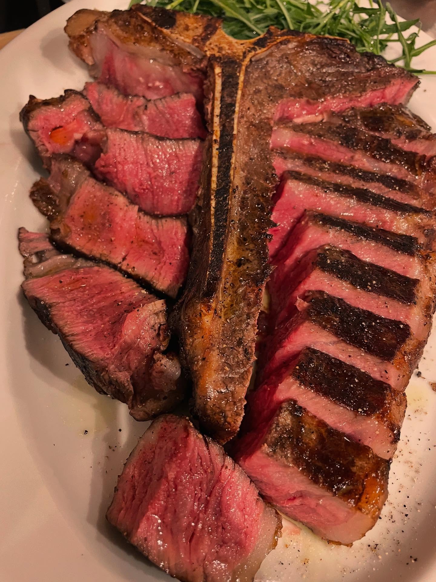 .
【Bistecca alla Fiorentina】
ビステッカ・フィオレンティーナ
 (フィレンツェ風Tボーンステーキ)

北海道産の美味しい骨付き赤身肉を豪快に炭火で焼いたフィレンツェ風ステーキ
サーロインとフィレを同時に食べられます

骨付きで約1キロ
ボリュームも美味しさも満点です

⁡——————————————
⁡
ナチュラルワインと炭火焼き
osteria enato
オステリア　エナート 

【店舗住所】
群馬県太田市小舞木町484サン・ビレッジD
⁡🚘「太田駅」から車で約6分

【営業時間】
Lunch 11:30-14:00 (L.O.) 
     dinner 18:00-21:00 (L.O.)
　　　※ご予約は17:00〜お受けいたします
    日曜定休＋月曜不定休
⁡
ご予約はお電話やDMからお気軽に

公式LINEからもご予約できます。
———————————
おまかせコースご予約受付中
¥6,600(税込)〜
ご予算に合わせてご用意可能です。
———————————
パーティプラン¥5,500〜
少人数の宴会から貸切まで対応。
お気軽にお問い合わせください。
——————————————
  #ビステッカフィオレンティーナ　