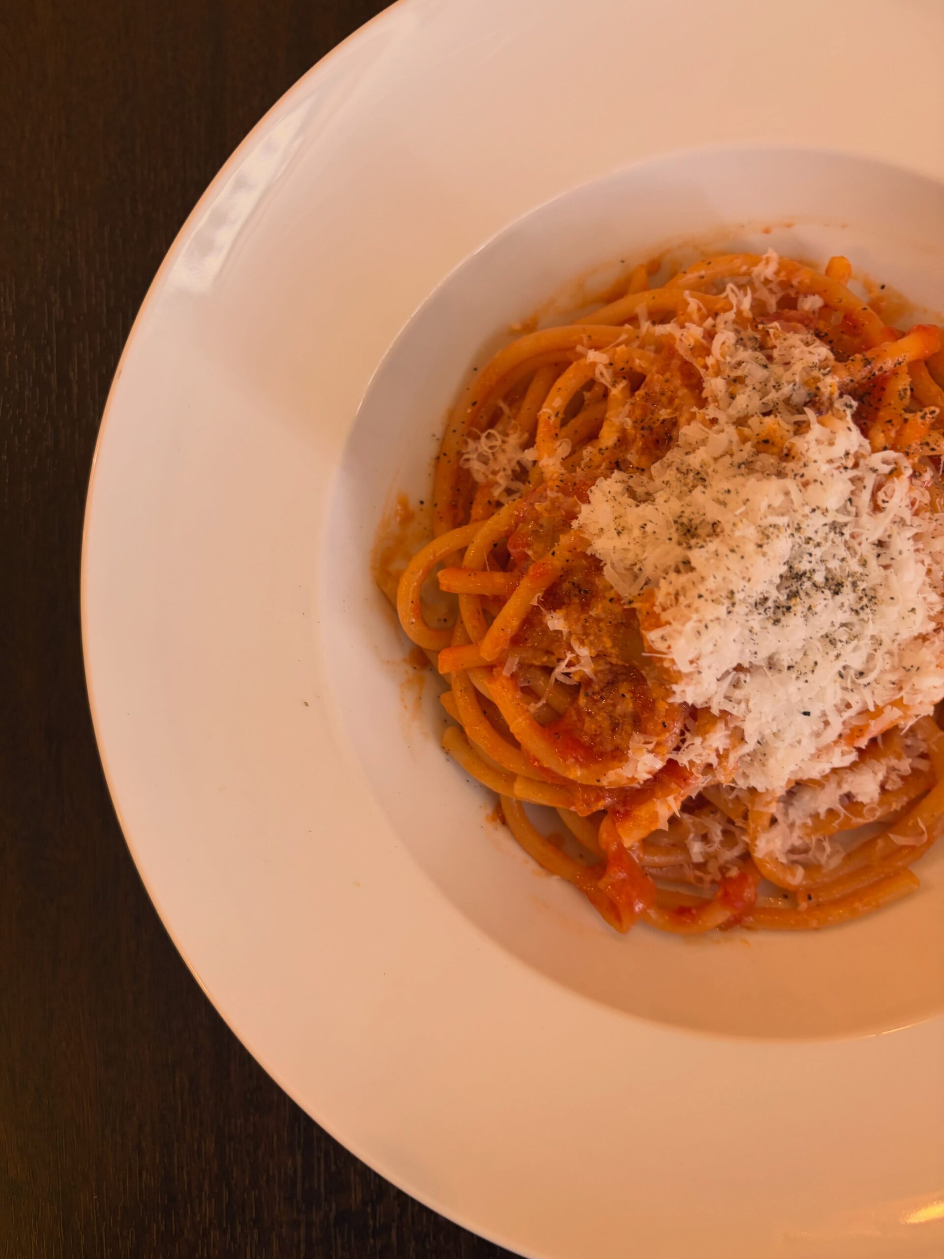 .
【Bucatini all'Amatriciana】
ブカティーニ　アマトリチャーナ

穴の空いた太麺パスタとグアンチャーレ、玉葱、トマトソースとペコリーノチーズ

RITORNOさん(@ritorno0906)のグアンチャーレが旨い
最近やっとペコリーノチーズがしっくりくるようになりました
よりローマを感じられるパスタにしていきたいと思ってます

⁡——————————————
⁡
ナチュラルワインと炭火焼き
osteria enato
オステリア　エナート 

【店舗住所】
群馬県太田市小舞木町484サン・ビレッジD
⁡🚘「太田駅」から車で約5分

【営業時間】
Lunch 11:30-14:00 (L.O.) 
     dinner 18:00-21:00 (L.O.)
　　　※ご予約は17:00〜お受けいたします
    日曜定休＋月曜不定休
⁡
ご予約はお電話やDMからお気軽に

公式LINEからもご予約できます。
———————————
おまかせコースご予約受付中
¥6,600(税込)〜
ご予算に合わせてご用意可能です。
———————————
パーティプラン¥5,500〜
少人数の宴会から貸切まで対応。
お気軽にお問い合わせください。
——————————————